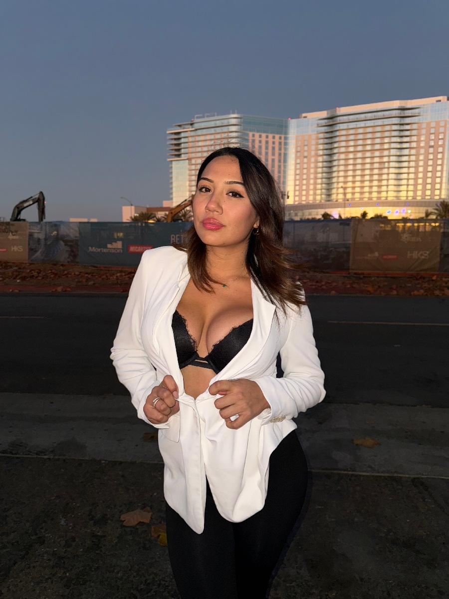 Take a pause and enjoy Ali Cruz — streaming from Yangjiang