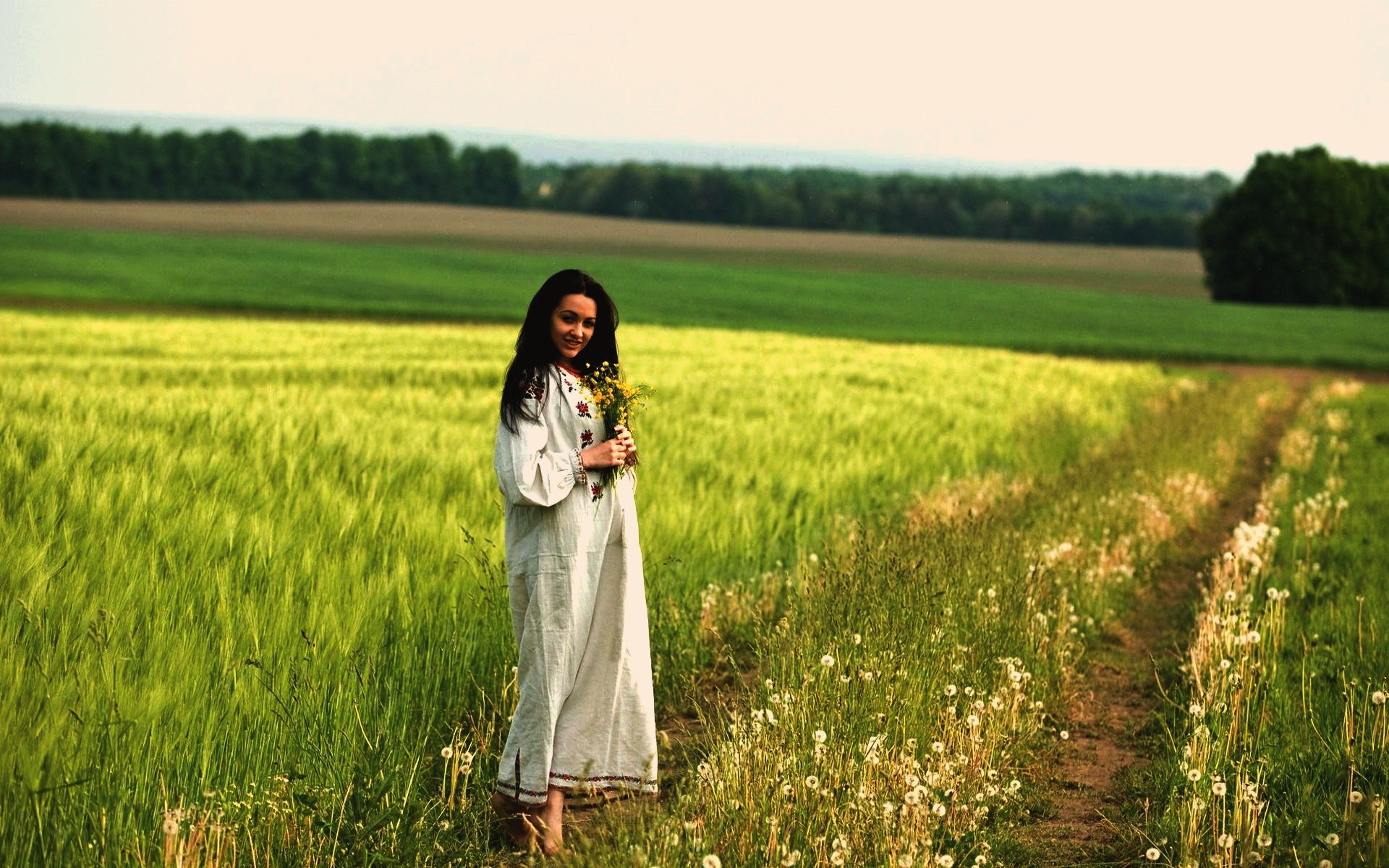 Women in Slavic costumes in Yangjiang
